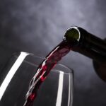 Nalewanie wina typu Syrah