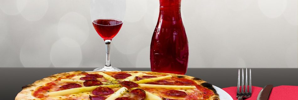 Klasyczne wino stołowe podane z pizzą