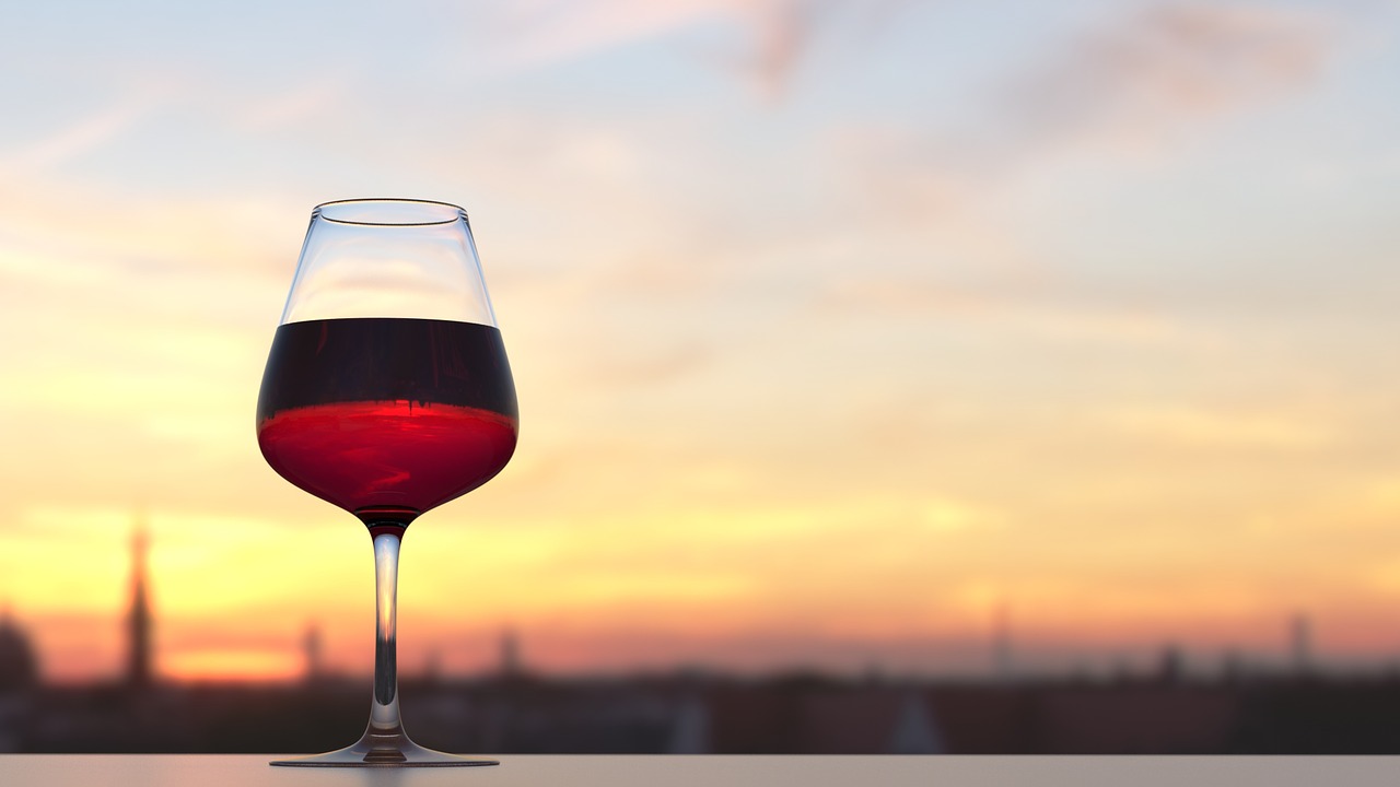 Kieliszek czerwonego wina na tle zachodu słońca